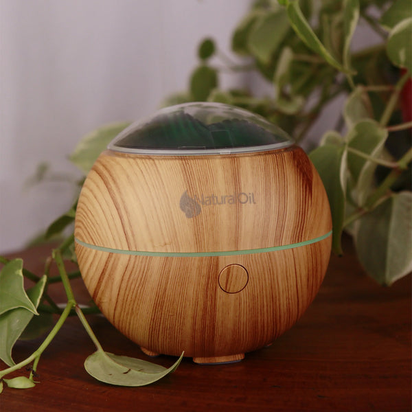 Difusor elétrico de aroma com design amadeirado para óleos essenciais decorando ambiente